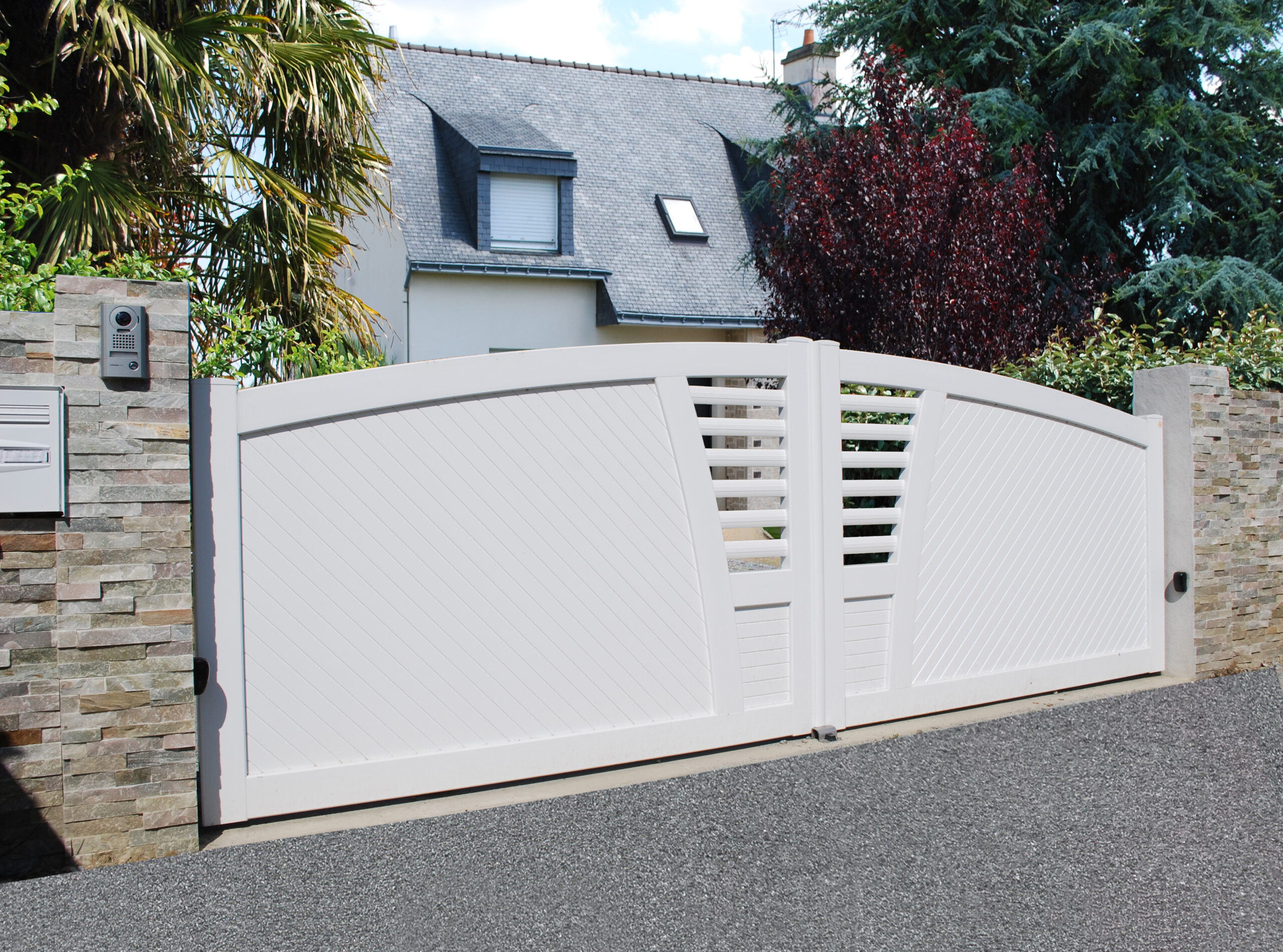 Portail PVC blanc à 2 battants avec cadre inox