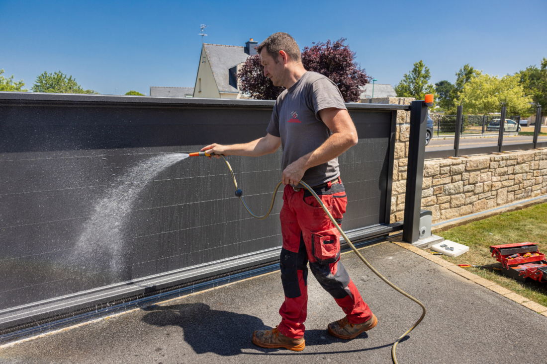 Comment nettoyer un portail en aluminium ? Guide entretien facile Comment nettoyer un portail en aluminium
